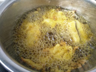 23、小食拼盘之酥炸巴沙鱼,洋葱圈篇,炸至两面金黄即可