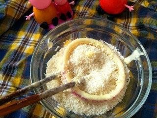 26、小食拼盘之酥炸巴沙鱼,洋葱圈篇,然后取出洋葱圈裹上一层面包屑。