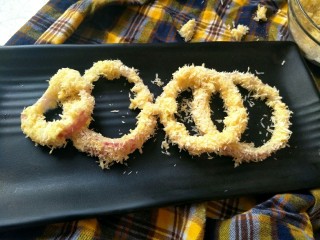 27、小食拼盘之酥炸巴沙鱼,洋葱圈篇,全部裹上面包屑以后如图