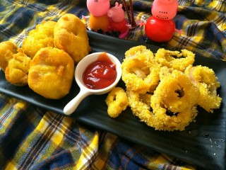 31、小食拼盘之酥炸巴沙鱼,洋葱圈篇,炸好的鱼块和洋葱圈,用吸油纸吸一下油。