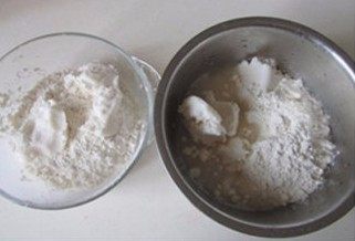 1、层层酥脆的极致诱惑---栗香梅花酥 ,将油皮和油酥的材料分别称量后准备好