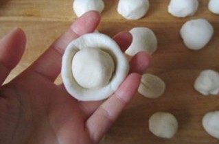 4、层层酥脆的极致诱惑---栗香梅花酥 ,将油皮擀成圆形，将油酥团成球状放在中心