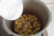 11、层层酥脆的极致诱惑---栗香梅花酥 ,去皮的板栗加入适量的糖和同等量的水煮熟