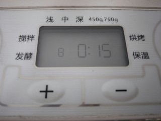 2、超级松软的萌面包,启动面包机和面程序15分钟(15分钟过后静置10分钟)