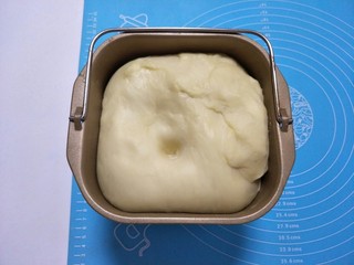 4、超级松软的萌面包,发好的面用食指戳个洞，无回缩就可以拿出来排气。