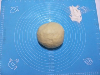 5、超级松软的萌面包,排气后收圆，盖上保鲜膜静置松弛15分钟(忘记拍盖保鲜膜了)