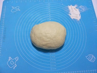 6、超级松软的萌面包,松弛后的面团体积明显变大，然后除去保鲜膜。