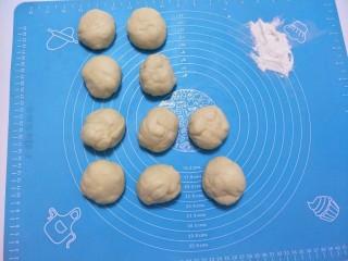 7、超级松软的萌面包,分成10个小面团子。