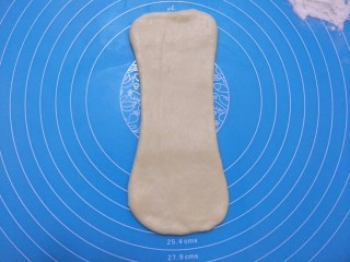11、超级松软的萌面包,上下擀平。