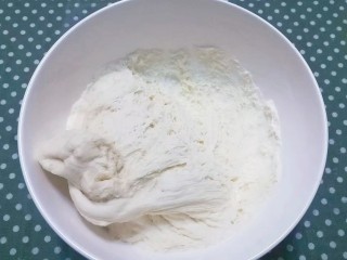 2、花式豆沙面包,发酵到3倍大，扒开里面有明显的蜂窝网状即可；