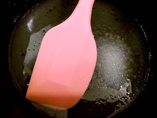 2、海苔肉松小贝,碗里加入清水,白糖15克,玉米油搅拌均匀至砂糖融化