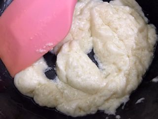 4、海苔肉松小贝,翻拌均匀