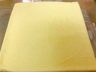 16、海苔肉松小贝,出炉后震出热气,倒扣在烤网上趁热撕下油纸,妥妥的毛巾面