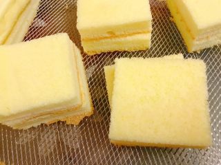 17、海苔肉松小贝,等凉到温热后平均分成16块,每两块为一对