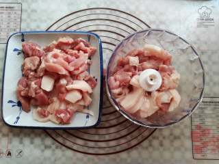 3、香嫩藕丸子,猪肉分2次放入绞肉机里，不要超过绞肉碗的提示线位置