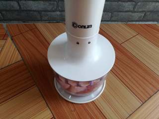 4、香嫩藕丸子,绞肉碗装上电机头部分