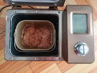 11、香嫩藕丸子,肉泥搅拌好后放一边备用