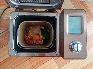 10、香嫩藕丸子,启动面包机的和面程序搅拌十分钟，让肉泥上筋