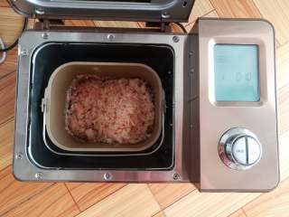 15、香嫩藕丸子,把打好的莲耦碎放入搅拌好的肉泥里