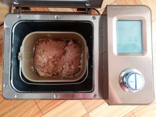 18、香嫩藕丸子,启动面包机和面程序再次搅拌十分钟，混合均匀