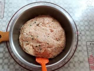 19、香嫩藕丸子,搅拌好的藕丸糊放入干净的大碗里