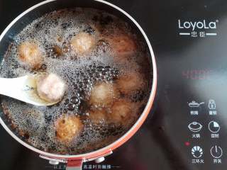 21、香嫩藕丸子,中火加热油，把丸子放入油锅里炸