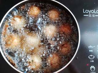 22、香嫩藕丸子,炸到藕丸子浮起稍微加大一点火