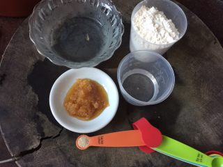 3、洛可可香蕉面包（水果种）,待水果蜂蜜液培养好后准备好水果蜂蜜种面团