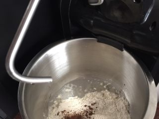 8、洛可可香蕉面包（水果种）,将所有材料除黄油外放入卡士厨师机里