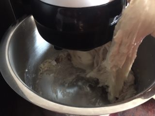 10、洛可可香蕉面包（水果种）,种面团撕成小块一起放入搅拌