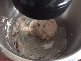 11、洛可可香蕉面包（水果种）,搅拌均匀后放入黄油一起搅拌均匀