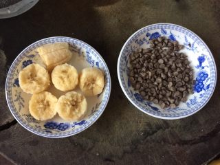 13、洛可可香蕉面包（水果种）,将香蕉去皮掰成小块