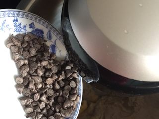 14、洛可可香蕉面包（水果种）,倒入香蕉和巧克力不溶豆一起搅拌均匀