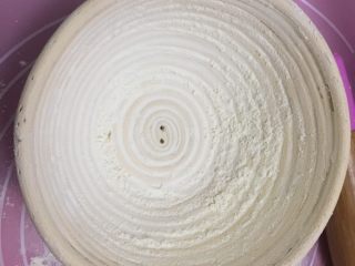 15、洛可可香蕉面包（水果种）,面包发酵篮表面均匀撒上手粉