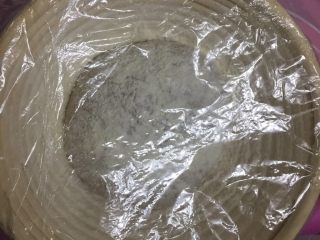 18、洛可可香蕉面包（水果种）,盖上保鲜膜室温醒发40分钟