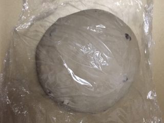 19、洛可可香蕉面包（水果种）,另一个也是排气收紧成圆形放入烤盘里盖上保鲜膜室温醒发40分钟