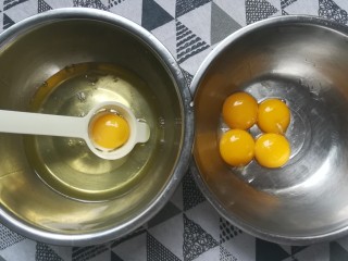 2、草莓蛋糕卷,把蛋黄和蛋白分别装在无油无水的容器里