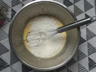5、草莓蛋糕卷,筛入低筋粉顺一个方向搅拌