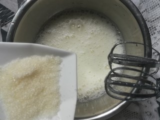 8、草莓蛋糕卷,分三次加入白糖打发蛋白