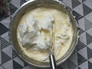 11、草莓蛋糕卷,分三次加入蛋白搅拌