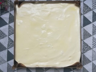 12、草莓蛋糕卷,搅拌好后放入金盘里，振出气泡