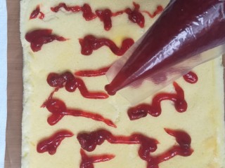 15、草莓蛋糕卷,挤上草莓果酱