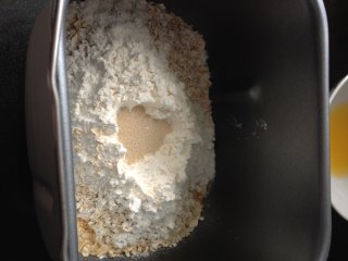 2、橙香燕麦吐司,面包桶依次放入盐、糖、橙汁、鸡蛋、面粉、燕麦、酵母,开始和面30分钟