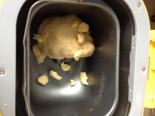 3、橙香燕麦吐司,30分钟后放入黄油再和面30分钟,