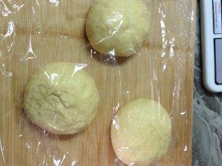 6、橙香燕麦吐司,排气后分成3份,醒15分钟