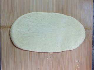 7、橙香燕麦吐司,擀成椭圆形