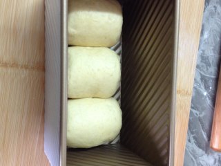 11、橙香燕麦吐司,放入模具,进行发酵