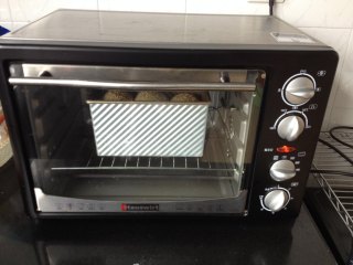 13、橙香燕麦吐司,烤箱预热,上下火180度25分钟