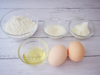 1、酸奶小蛋糕,准备好材料