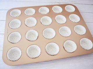 2、酸奶小蛋糕,模具装入纸托备用